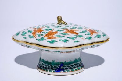 Un bol couvert sur talon en porcelaine de Chine famille verte à décor de grues, 19/20ème