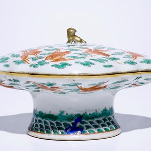 Un bol couvert sur talon en porcelaine de Chine famille verte à décor de grues, 19/20ème — photo 2