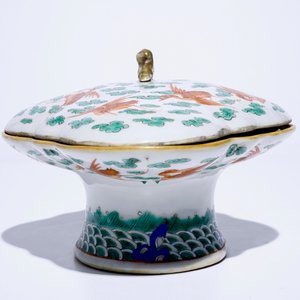 Un bol couvert sur talon en porcelaine de Chine famille verte à décor de grues, 19/20ème — photo 3