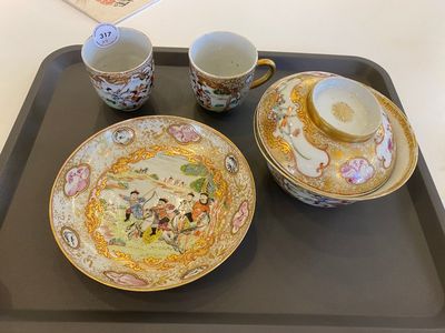 Un bol couvert, une soucoupe et deux tasses en porcelaine de Chine famille rose à décor d'une scène de chasse, Qianlong — photo 1