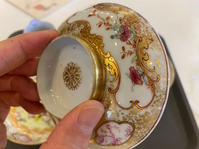 Un bol couvert, une soucoupe et deux tasses en porcelaine de Chine famille rose à décor d'une scène de chasse, Qianlong — photo 5
