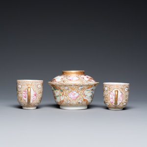 Un bol couvert, une soucoupe et deux tasses en porcelaine de Chine famille rose à décor d'une scène de chasse, Qianlong — photo 5
