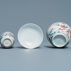 Un bol couvert, une tasse et deux soucoupes en porcelaine de Chine famille rose, Yongzheng — photo 9