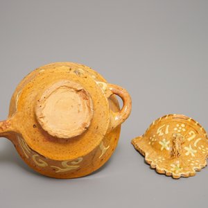 Un bol daté 1593 et un couvre feu miniature daté 1613 en terre vernissée, Pays-Bas du Nord, 16/17ème — photo 7