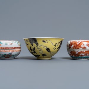 Un bol Dayazhai et deux boîtes à pâte en porcelaine de Chine, 19ème — photo 5