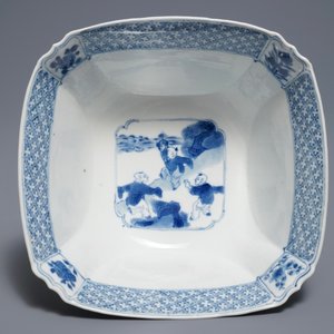 Un bol de forme carré en porcelaine de Chine bleu et blanc, marque de Chenghua, Kangxi — photo 7