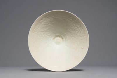 Un bol de forme conique en porcelaine de Chine qingbai, Song