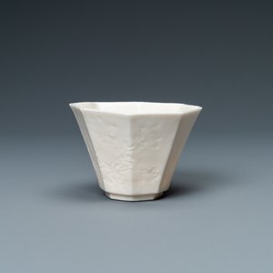 Un bol de forme octagonale en porcelaine blanc de Chine de Dehua, Kangxi — photo 1