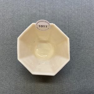 Un bol de forme octagonale en porcelaine blanc de Chine de Dehua, Kangxi — photo 11