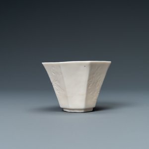 Un bol de forme octagonale en porcelaine blanc de Chine de Dehua, Kangxi — photo 5