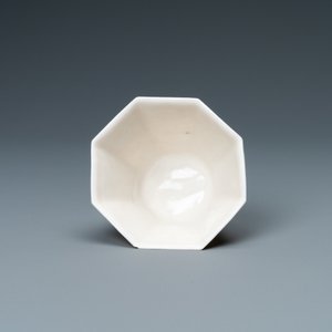 Un bol de forme octagonale en porcelaine blanc de Chine de Dehua, Kangxi — photo 6