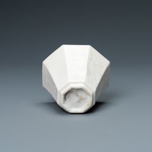 Un bol de forme octagonale en porcelaine blanc de Chine de Dehua, Kangxi — photo 7