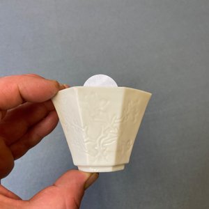Un bol de forme octagonale en porcelaine blanc de Chine de Dehua, Kangxi — photo 9