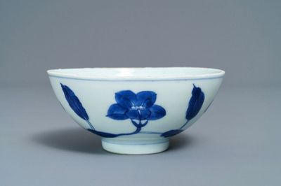Un bol de style Ming en porcelaine de Chine bleu et blanc, marque et époque de Yongzheng