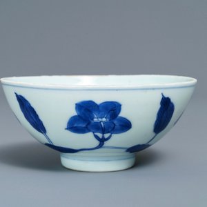 Un bol de style Ming en porcelaine de Chine bleu et blanc, marque et époque de Yongzheng — photo 1