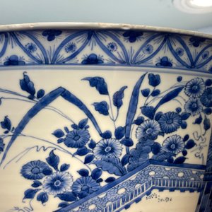 Un bol de taille exceptionelle en porcelaine de Chine en bleu et blanc, Kangxi — photo 43
