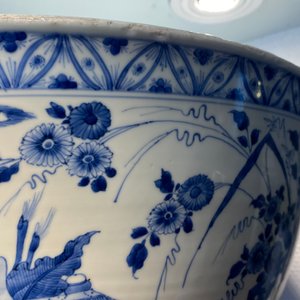 Un bol de taille exceptionelle en porcelaine de Chine en bleu et blanc, Kangxi — photo 51