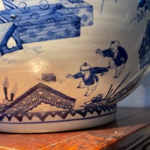 Un bol de taille exceptionelle en porcelaine de Chine en bleu et blanc, Kangxi — photo 52