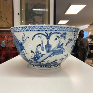 Un bol de taille exceptionelle en porcelaine de Chine en bleu et blanc, Kangxi — photo 55