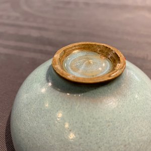 Un bol de type junyao à tâche pourpre en grès émaillé, Chine, Song ou après — photo 10