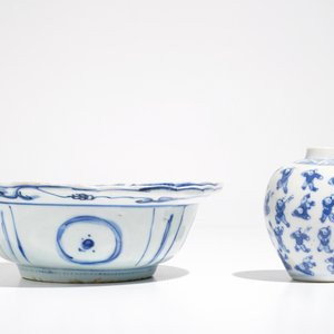 Un bol de type klapmuts d'époque Wanli et un petit vase globulaire, 19ème, en porcelaine de Chine bleu et blanc — photo 4