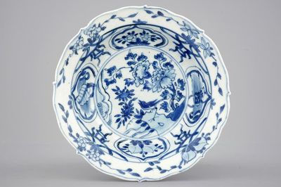 Un bol de type "klapmuts" en porcelaine de Chine bleu et blanc de type Kraak, Wanli, 1573-1619