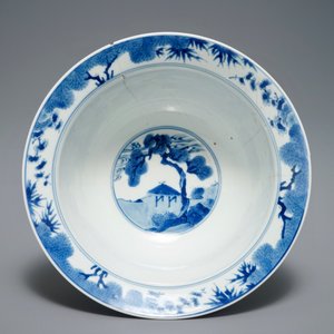 Un bol de type klapmuts en porcelaine de Chine bleu et blanc, marque de Chenghua, Kangxi — photo 6