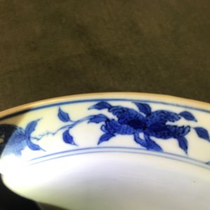 Un bol de type klapmuts en porcelaine de Chine bleu et blanc, marque de Chenghua, Kangxi — photo 11
