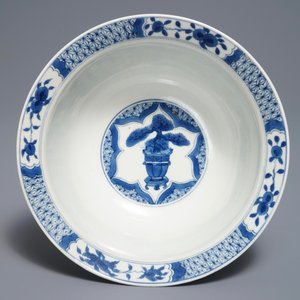 Un bol de type klapmuts en porcelaine de Chine bleu et blanc, marque de Chenghua, Kangxi — photo 5