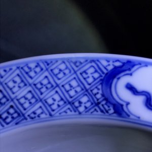 Un bol de type klapmuts en porcelaine de Chine bleu et blanc, marque de Chenghua, Kangxi — photo 9