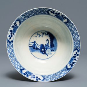 Un bol de type klapmuts en porcelaine de Chine bleu et blanc, marque de Chenghua, Kangxi — photo 8
