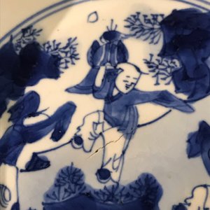 Un bol de type klapmuts en porcelaine de Chine bleu et blanc, marque de Chenghua, Kangxi — photo 7