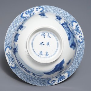 Un bol de type klapmuts en porcelaine de Chine bleu et blanc, marque de Jiajing, Kangxi — photo 5