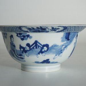 Un bol de type klapmuts en porcelaine de Chine bleu et blanc, marque de Xuande, Kangxi — photo 10