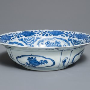 Un bol de type klapmuts en porcelaine de Chine bleu et blanc, Wanli — photo 3