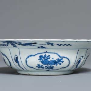 Un bol de type klapmuts en porcelaine de Chine bleu et blanc, Wanli — photo 4