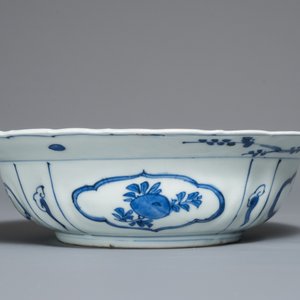 Un bol de type klapmuts en porcelaine de Chine bleu et blanc, Wanli — photo 5