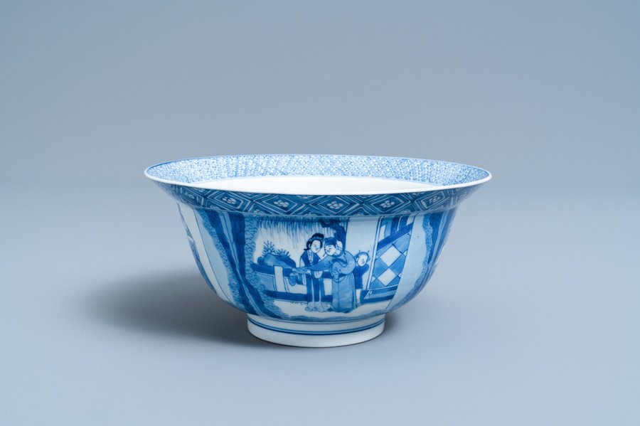 Un bol de type klapmuts en porcelaine de Chine en bleu et blanc à décor de scènes du 'Xi Xiang Ji', marque et époque de Kangxi — photo 1