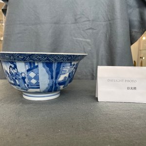 Un bol de type klapmuts en porcelaine de Chine en bleu et blanc à décor de scènes du 'Xi Xiang Ji', marque et époque de Kangxi — photo 9
