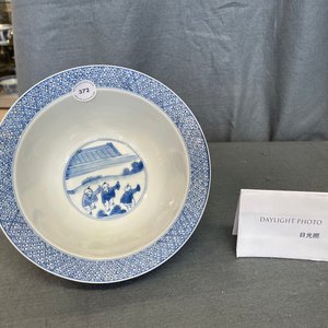 Un bol de type klapmuts en porcelaine de Chine en bleu et blanc à décor de scènes du 'Xi Xiang Ji', marque et époque de Kangxi — photo 10