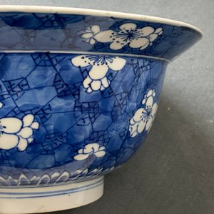 Un bol de type klapmuts en porcelaine de Chine en bleu et blanc, Kangxi — photo 12