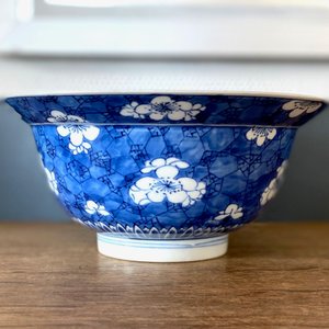 Un bol de type klapmuts en porcelaine de Chine en bleu et blanc, Kangxi — photo 17