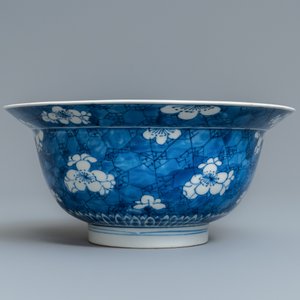 Un bol de type klapmuts en porcelaine de Chine en bleu et blanc, Kangxi — photo 2