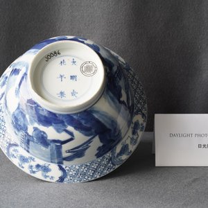 Un bol de type klapmuts en porcelaine de Chine en bleu et blanc, marque de Chenghua, Kangxi — photo 10