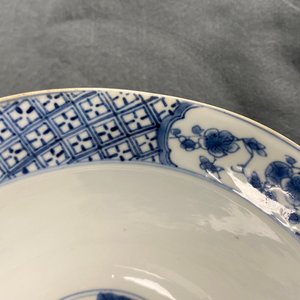 Un bol de type klapmuts en porcelaine de Chine en bleu et blanc, marque de Chenghua, Kangxi — photo 12