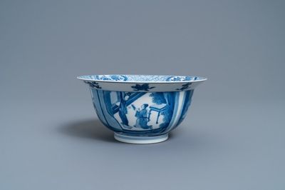 Un bol de type 'klapmuts' en porcelaine de Chine en bleu et blanc, marque de Chenghua, Kangxi