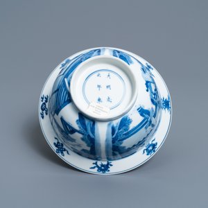 Un bol de type 'klapmuts' en porcelaine de Chine en bleu et blanc, marque de Chenghua, Kangxi — photo 7