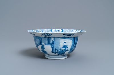 Un bol de type 'klapmuts' en porcelaine de Chine en bleu et blanc, marque de Chenghua, Kangxi