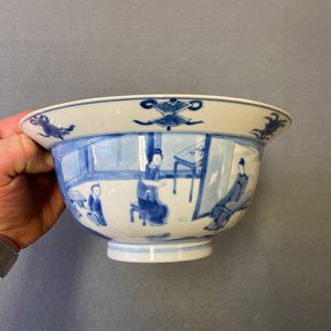 Un bol de type 'klapmuts' en porcelaine de Chine en bleu et blanc, marque de Chenghua, Kangxi — photo 8