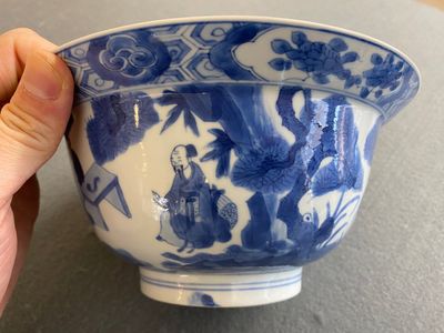 Un bol de type 'klapmuts' en porcelaine de Chine en bleu et blanc, marque et époque de Kangxi — photo 11